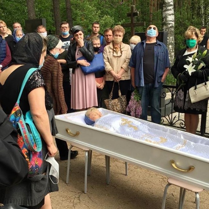 Андрей Норкин прокомментировал слухи о самоубийстве Юлии Норкиной и опубликовал фото с ее похорон
