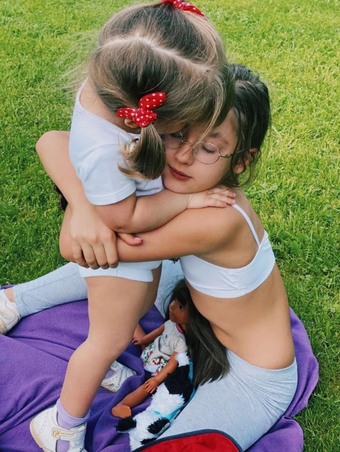 Светлана Лобода разместила редкий снимок двух дочек