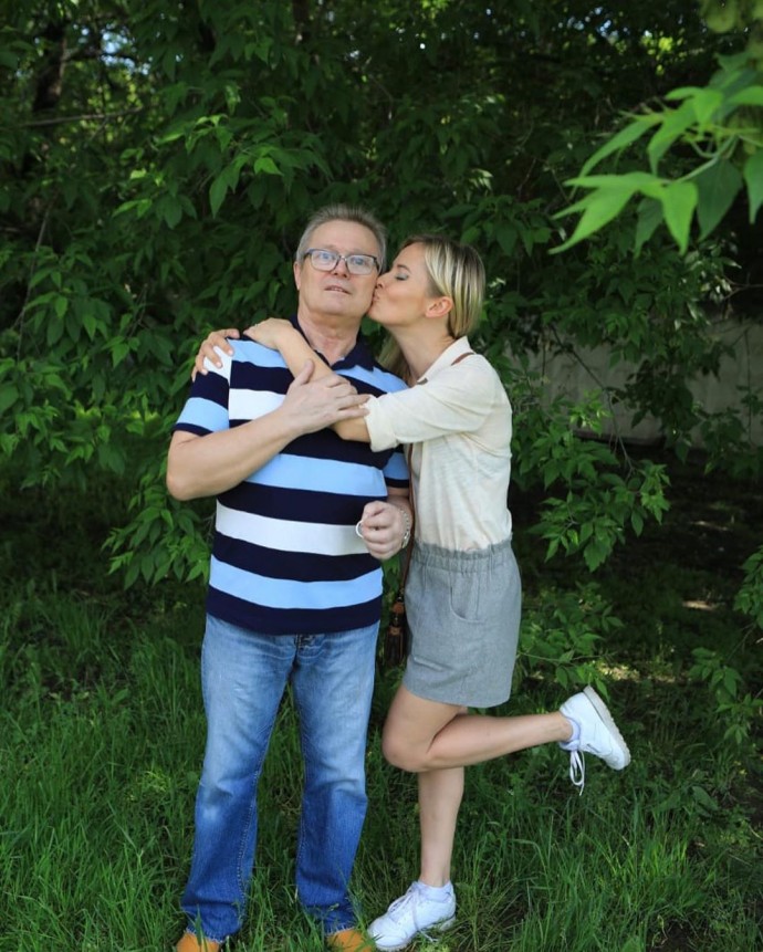 Дана Борисова впервые показала папу и поздравила его с днём рождения