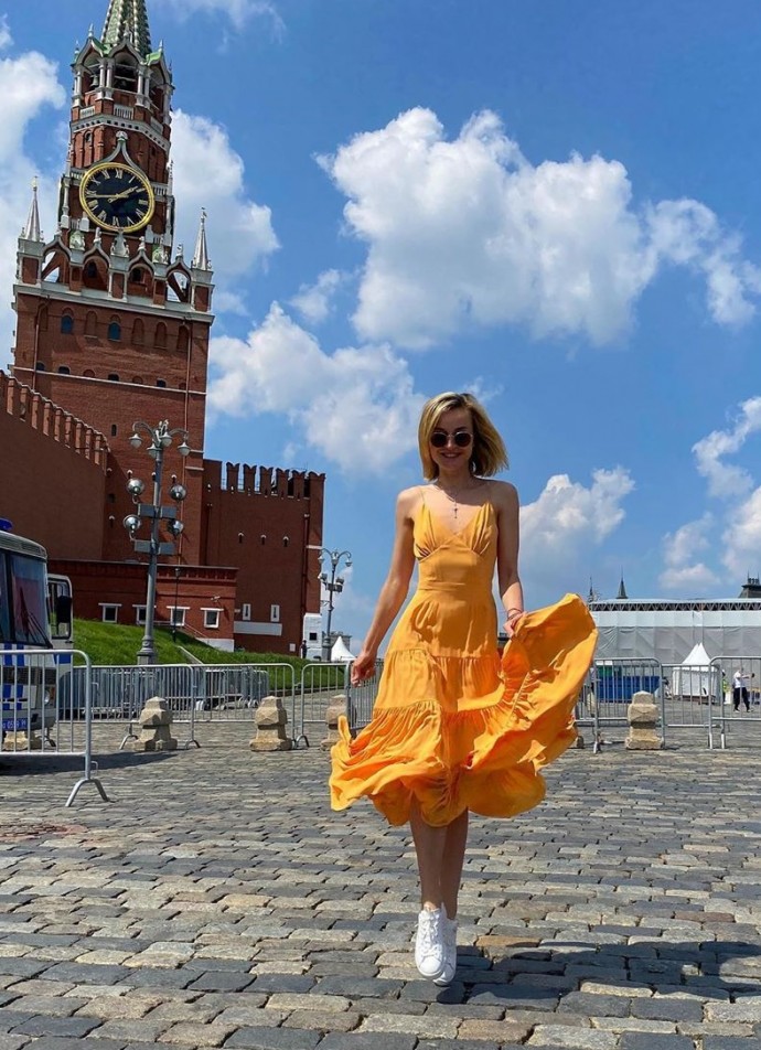 Рейтинг дня: пока муж Полины Гагариной опровергал развод, она в жёлтом платье бегала по Красной площади