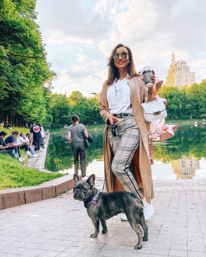 Рейтинг дня: Анфиса Чехова вышла на прогулку с собакой в стильном наряде