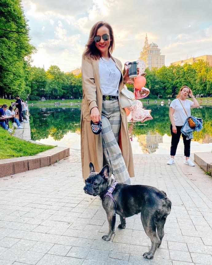Рейтинг дня: Анфиса Чехова вышла на прогулку с собакой в стильном наряде