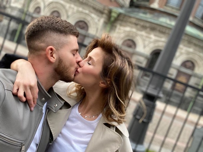 Алекса опубликовала фото, где целуется с женатым любовником