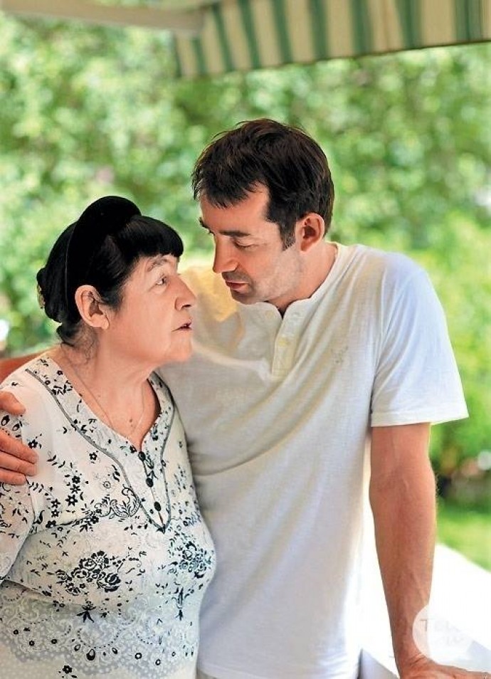 Дмитрий Певцов похоронил мать