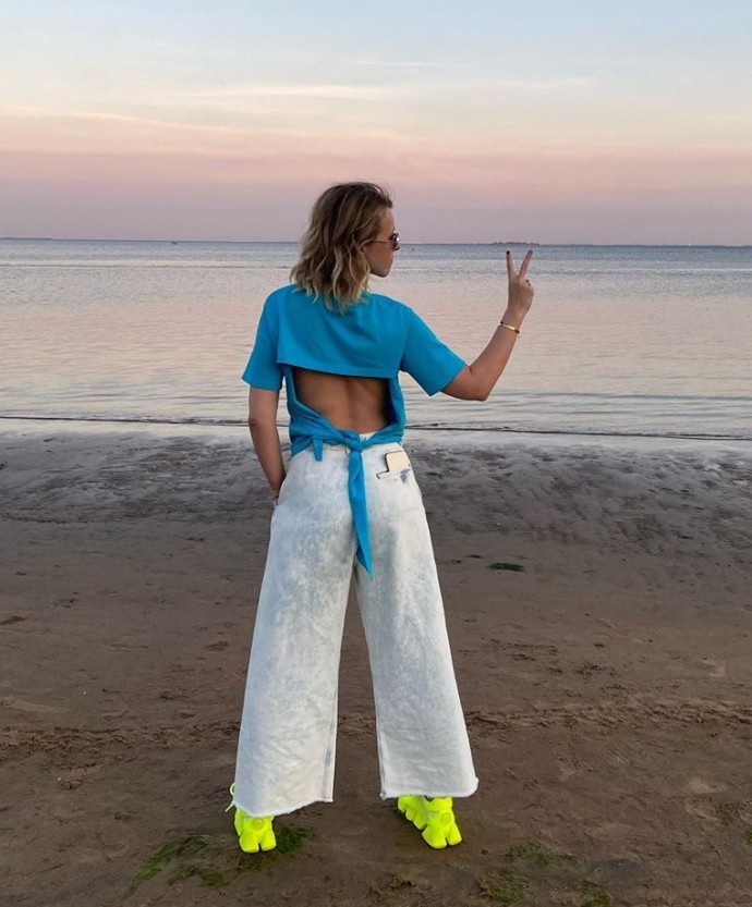 Рейтинг дня: Ксения Собчак в футболке с открытой спиной и кислотных ботинках прогулялась по пляжу