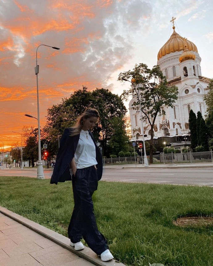 Рейтинг дня: Светлана Лобода в чёрном костюме прогулялась около Храма Христа Спасителя