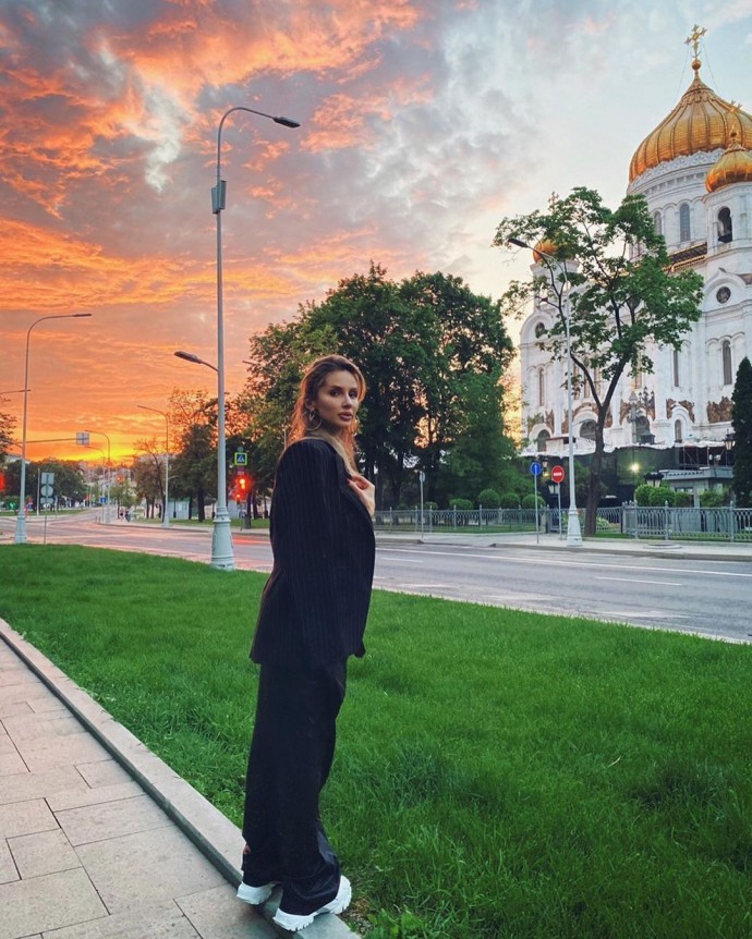 Рейтинг дня: Светлана Лобода в чёрном костюме прогулялась около Храма Христа Спасителя