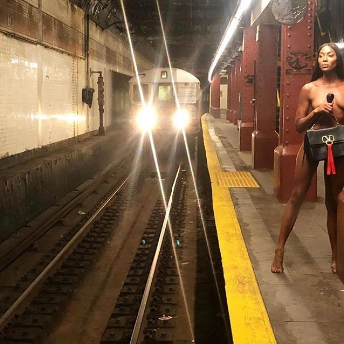50-летняя голая Наоми Кэмпбелл проехалась в метро