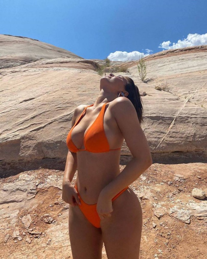 Кайли Дженнер устроила фотосессию на камнях в оранжевом бикини