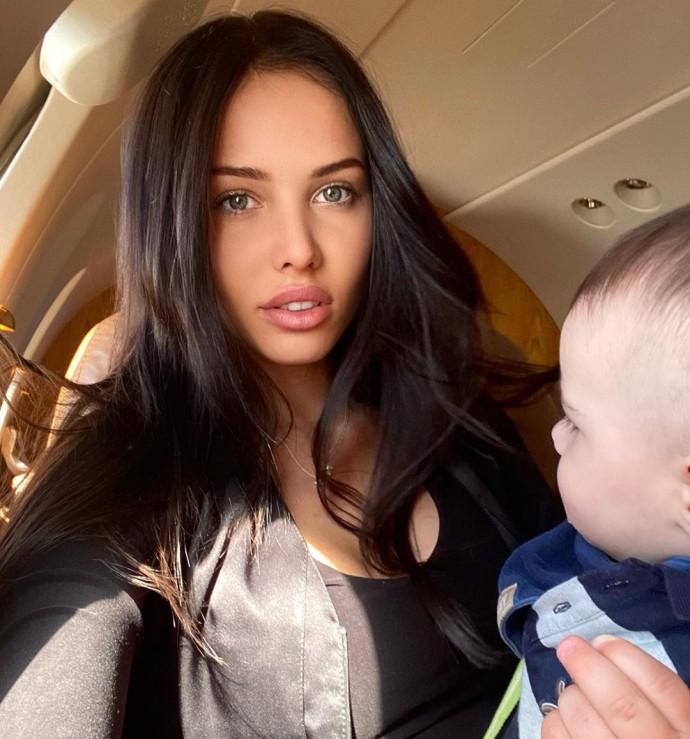 Анастасия Решетова на частном самолете увезла сына к дедушке