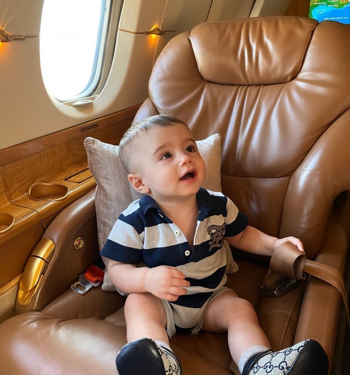 Анастасия Решетова на частном самолете увезла сына к дедушке