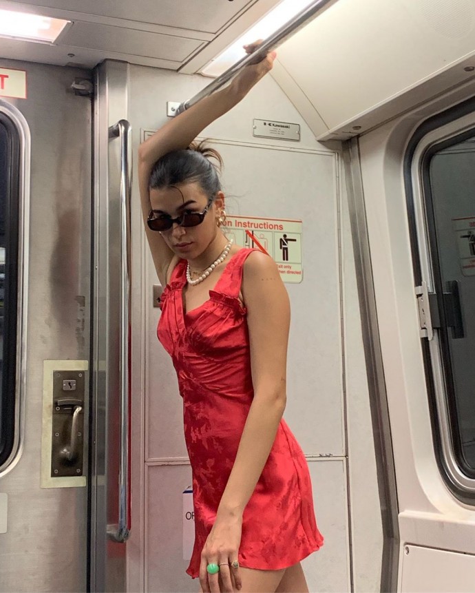 Падчерица Ивана Урганта в странном наряде устроила фотосессию в метро