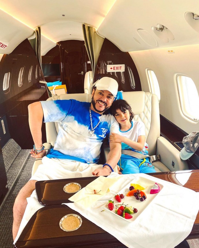 Филипп Киркоров улетел на частном самолёте на Крит вместе с детьми
