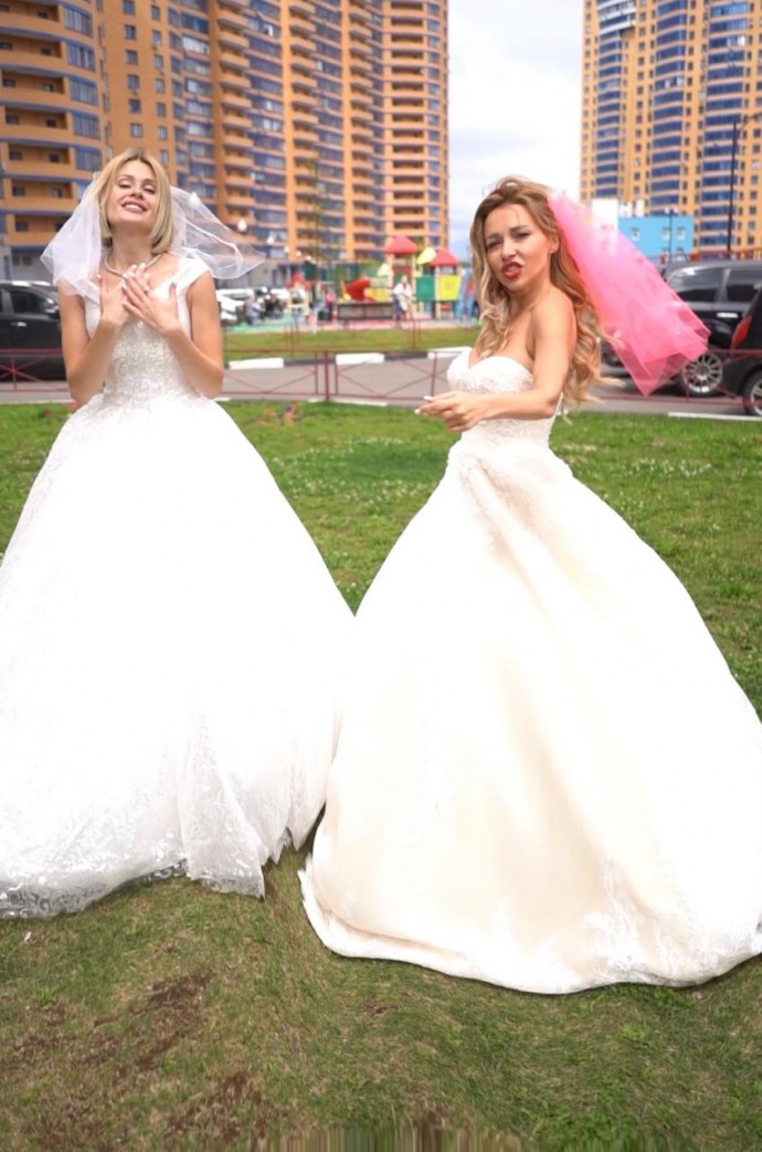 Известный блогер Хелен Йес и исполнительница Лера Туманова вышли замуж в своих инстаграм сторис в один день