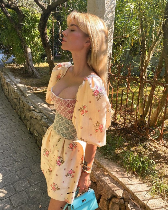 Анастасия Решетова и Илона Котелюх в платьях с декольте устроили себе шикарный отдых