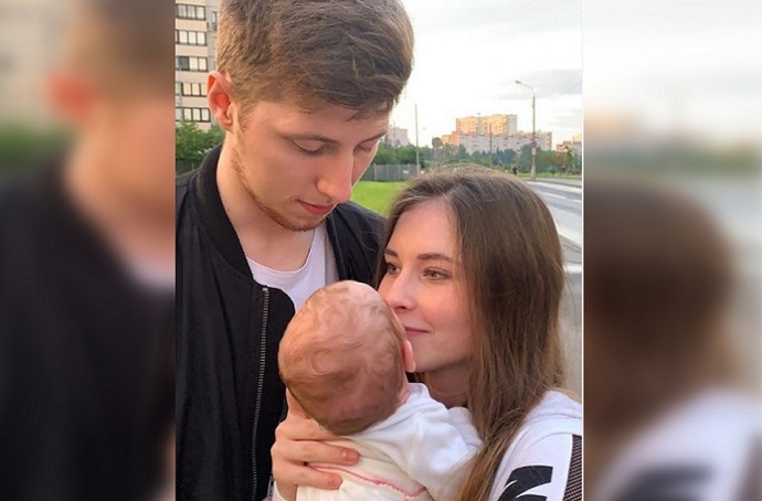 Юлия Липницкая отправилась на прогулку с новорожденной дочерью