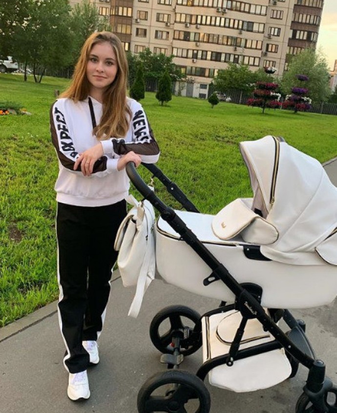 Юлия Липницкая отправилась на прогулку с новорожденной дочерью