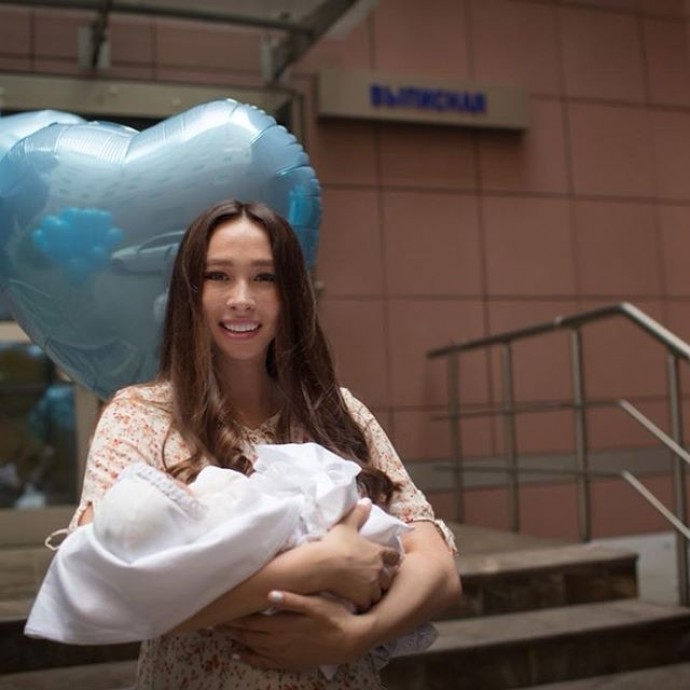 Экс-жена бойфренда Алексы показала новорожденного сына