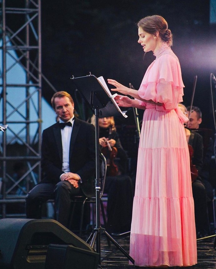 Елизавета Боярская в нежном розовом платье впервые после пандемии вышла на сцену