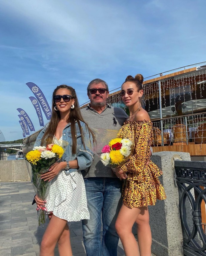 Ольга Бузова с папой и сестрой устроила танцы на улице