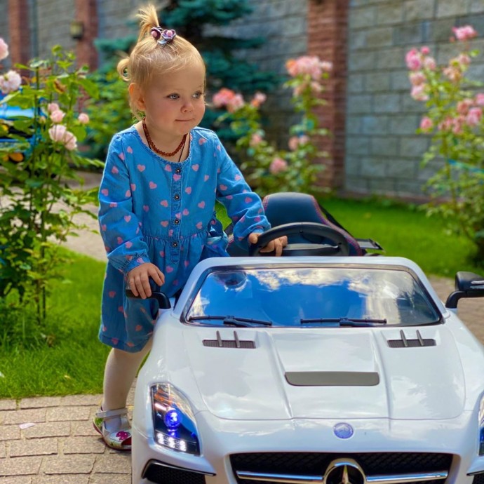 "Папа, доча и Mercedes": Лера Кудрявцева показала трогательное семейное фото