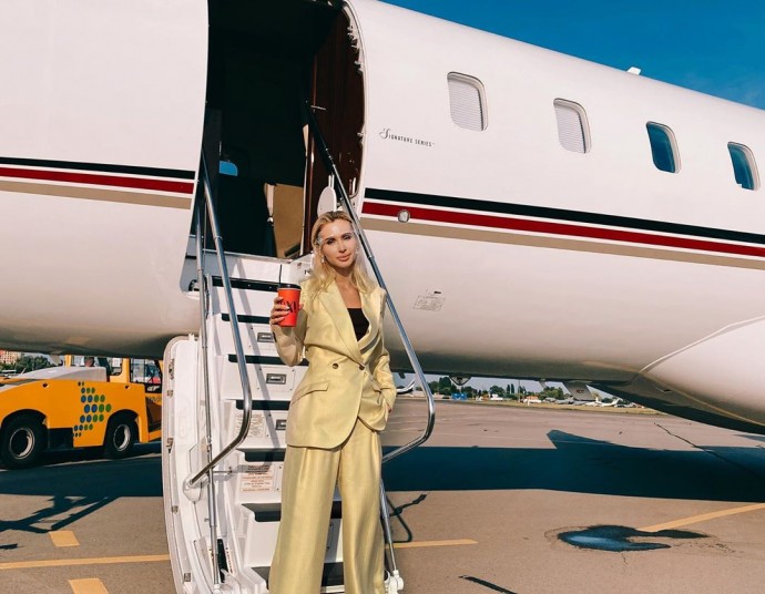Рейтинг дня: Светлана Лобода надела молочный костюм для полёта на частном самолёте