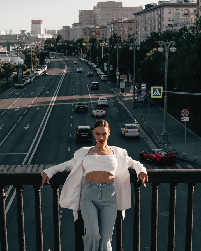 Алёна Водонаева устроила опасную фотосессию на мосту