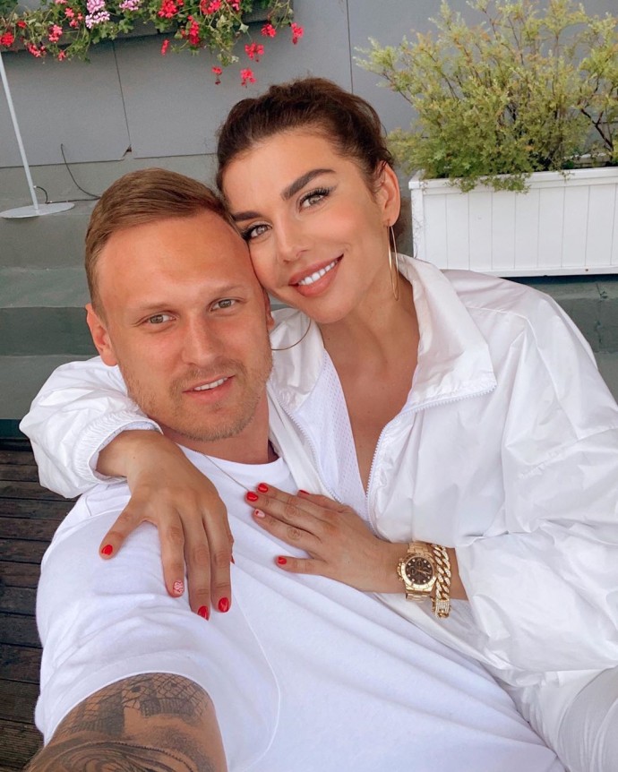 Анна Седокова в нижнем белье дала мужу чуть придушить себя на балконе