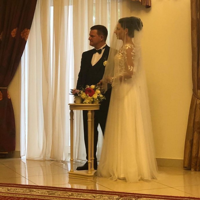 Звезда сериала "Мажор" Александр Обласов поздравил супругу с годовщиной свадьбы