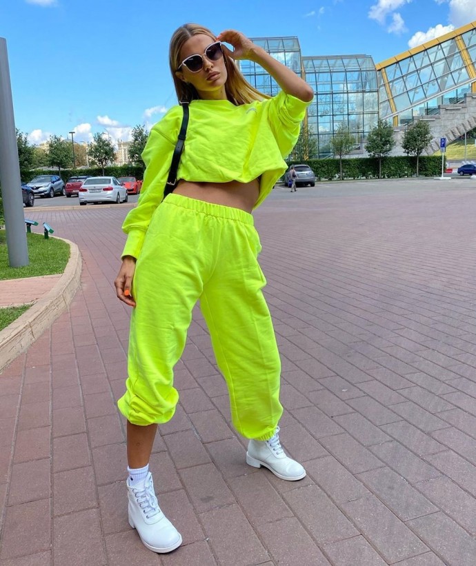 Рейтинг дня: Виктория Боня в кислотном салатовом костюме прогулялась по Москве