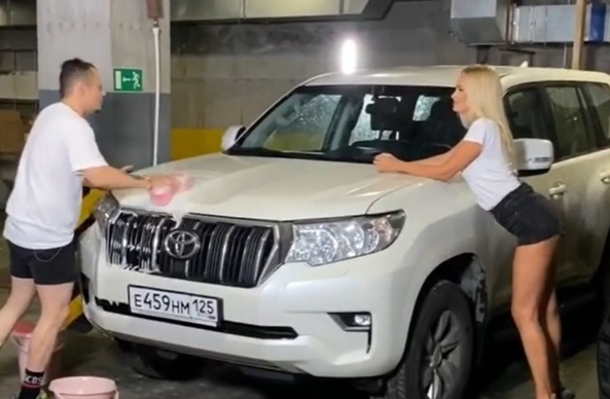 Виктория Лопырёва решила помыть машину и себя в компании двух парней