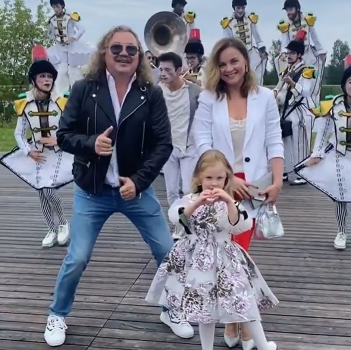 Юлия Проскурякова опубликовала видео задорно танцующего Игоря Николаева