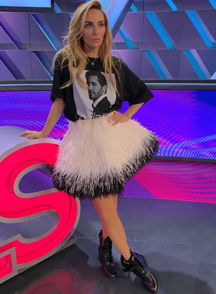 Рейтинг дня: Екатерина Варнава заправила футболку с принтом Джейка Джилленхола в юбку из перьев