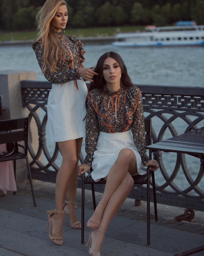 Рейтинг дня: Маница Хашба и Виктория Боня устроили девичью фотосессию в коротких юбочках