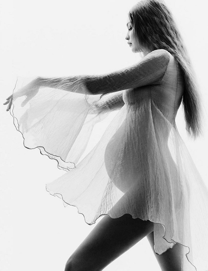 Беременная Джи Джи Хадид сделала фотосессию в тонком прозрачном платье