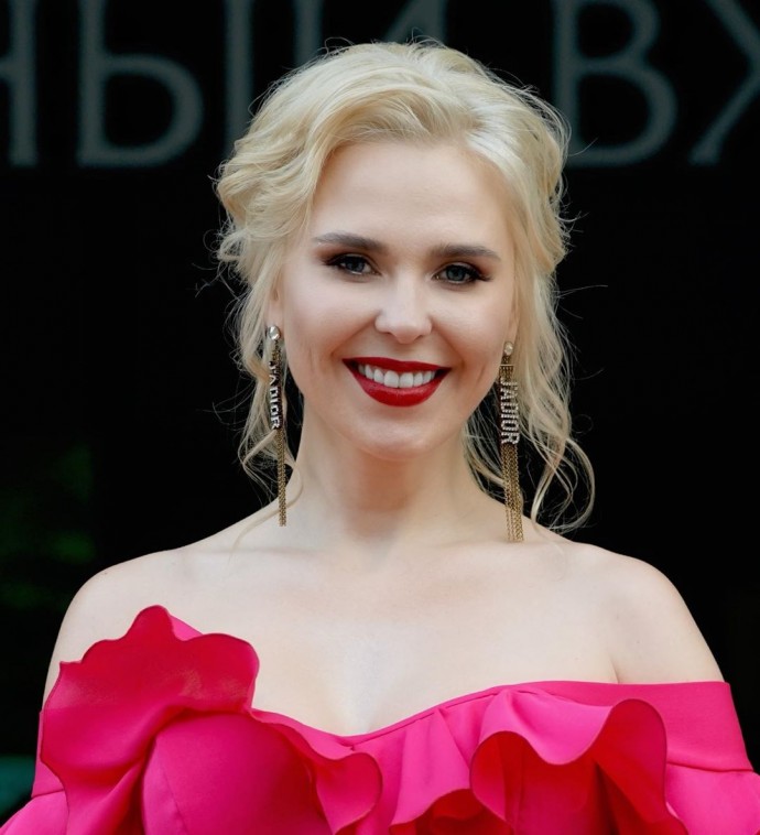 Рейтинг дня: певица Пелагея в розовых рюшах предстала в жюри "Голосящего КиВиНа"