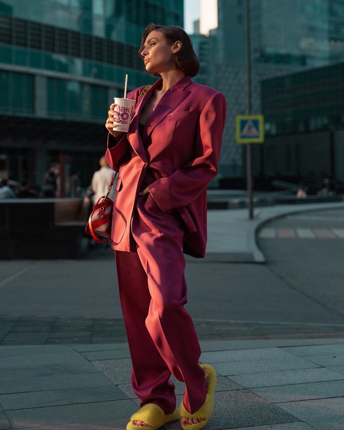 Рейтинг дня: Алёна Водонаева в розовом костюме и жёлтых тапочках прогулялась по городу