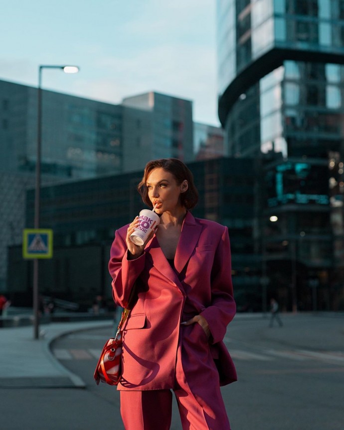 Рейтинг дня: Алёна Водонаева в розовом костюме и жёлтых тапочках прогулялась по городу