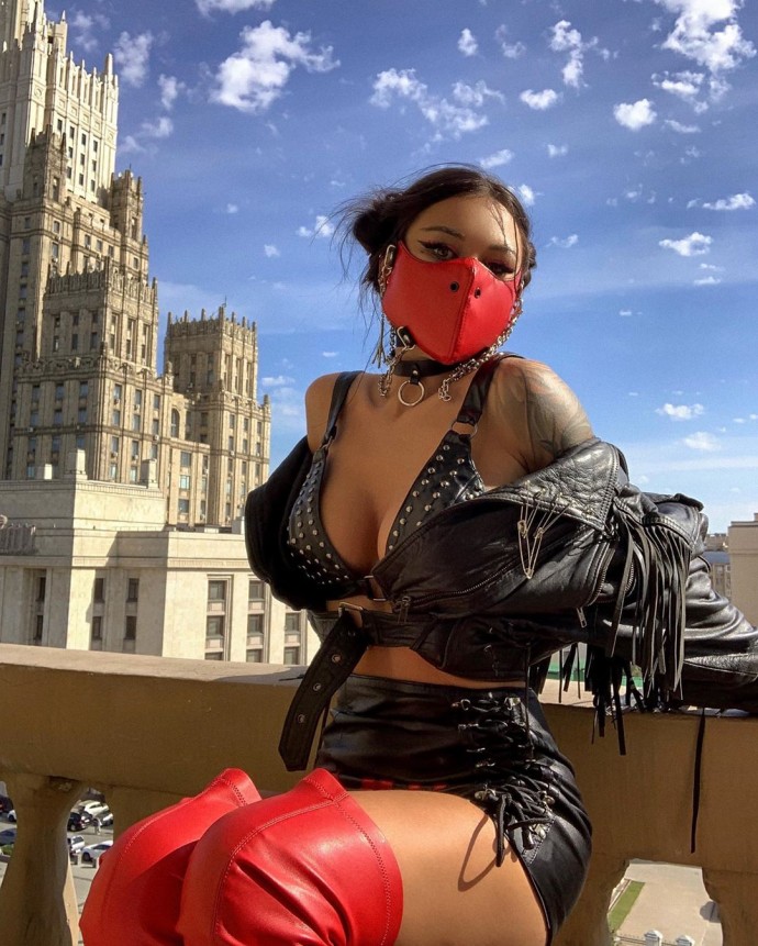 Диана Мелисон в дерзком секси-образе позировала на террасе в центре Москвы