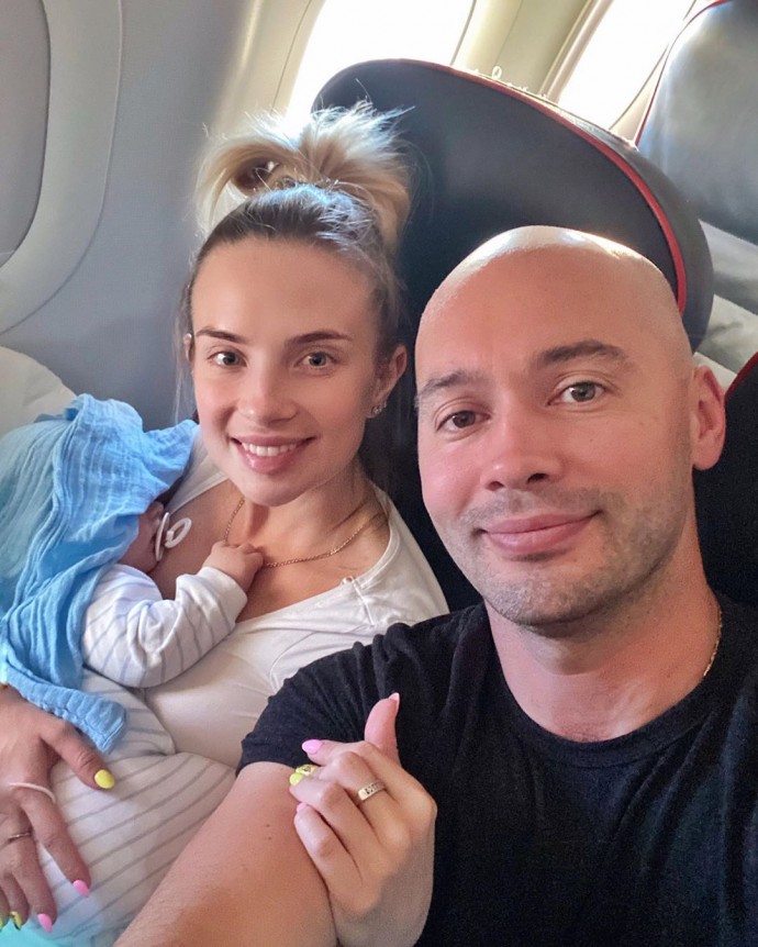 Андрей Черкасов с женой впервые отправились за границу с новорожденным сыном