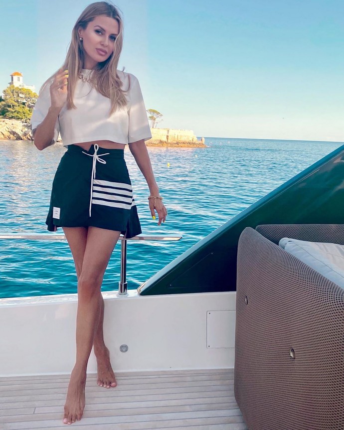 Рейтинг дня: Виктория Боня предстала в морском стиле, прогуливаясь на яхте