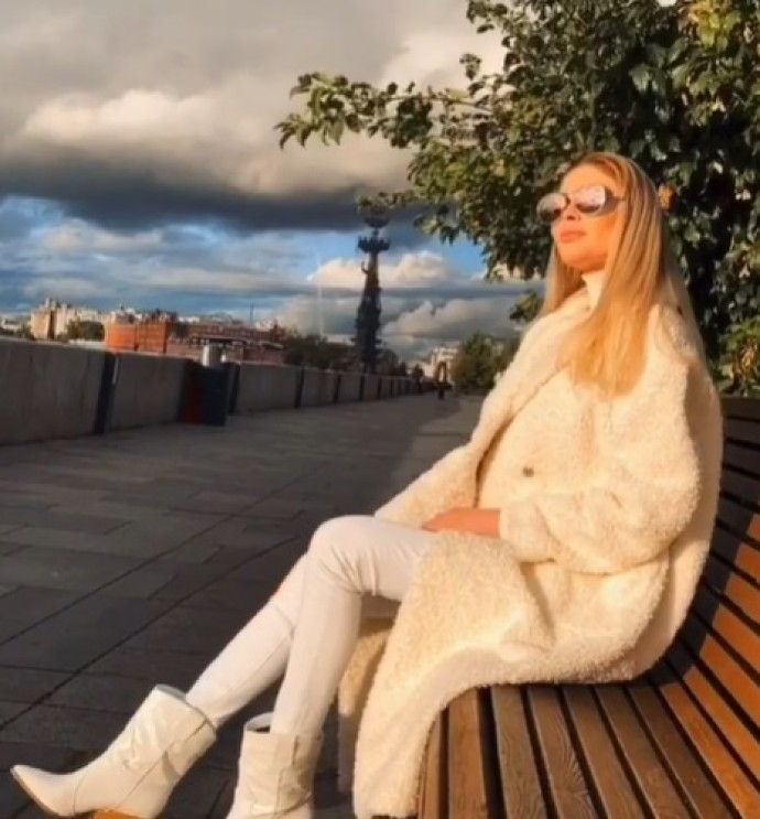 Рейтинг дня: Алёна Шишкова продемонстрировала новое пальто, отвечая на новость о расставании Тимати с Решетовой

