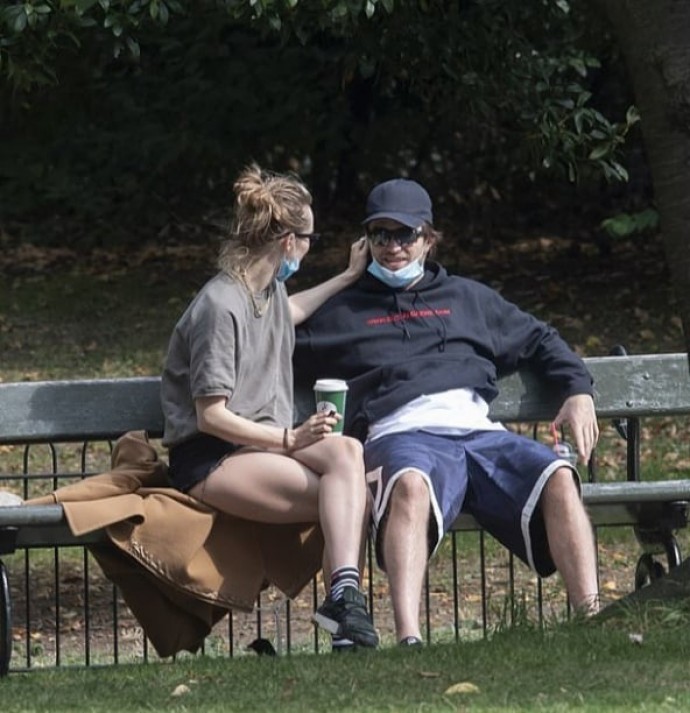 Роберт Паттинсон и Сьюки Уотерхаус целовались сидя на скамейке в парке