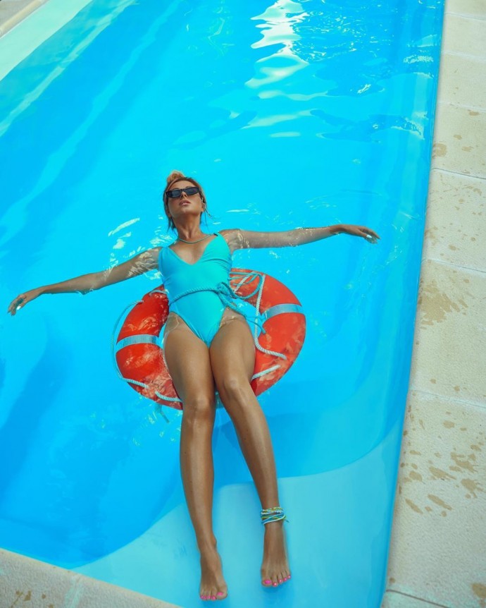 Нюша показала стройную фигуру в фотосессии для рекламы купальников