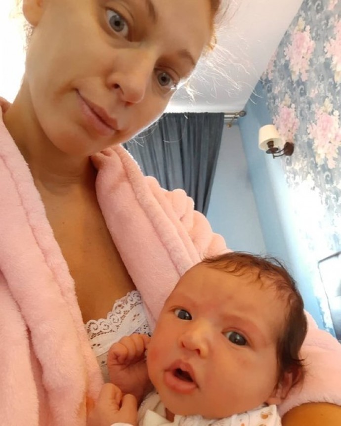Экс-солистка "Ленинграда" Юлия Коган показала новорожденную дочь