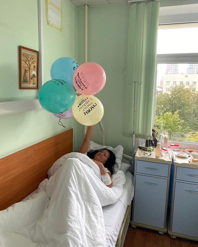 Несмотря на кислородную маску, больная Анна Нетребко смогла задуть свечи на именинном пироге