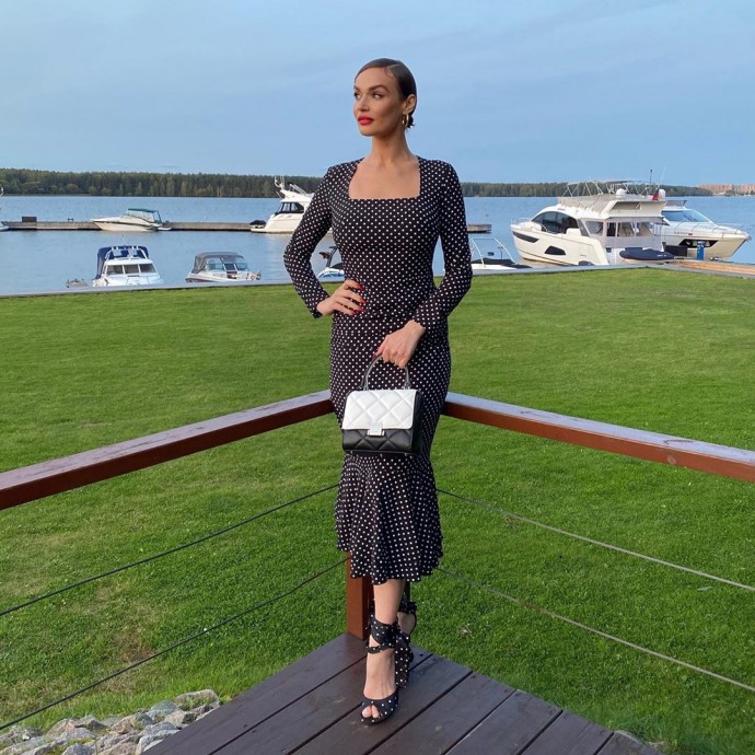 Рейтинг дня: Алёна Водонаева выбрала элегантное платье в горох