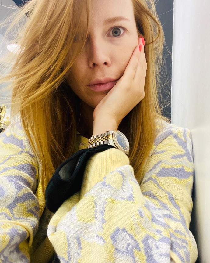 Рейтинг дня: Наталья Подольская укуталась в домашний костюмчик лимонно-фиолетового цвета