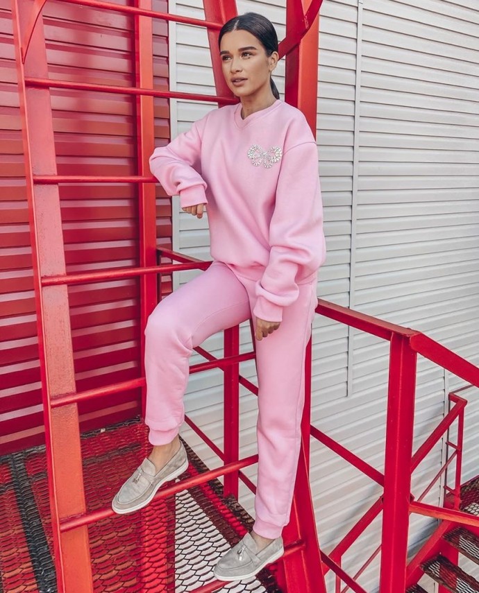 Рейтинг дня: Ксения Бородина примерила нежный костюмчик розового цвета