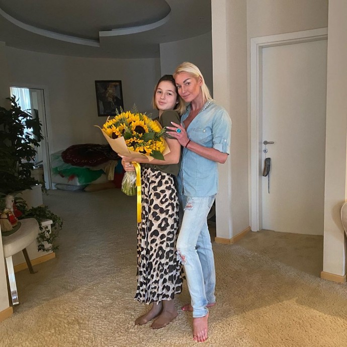 "В момент родов мне в лицо светило ясное солнце": Анастасия Волочкова поздравила с днем рождения свою дочь